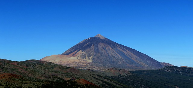 La poalele vulcanului Teide: Tenerife, insula scăldată de soare tot anul