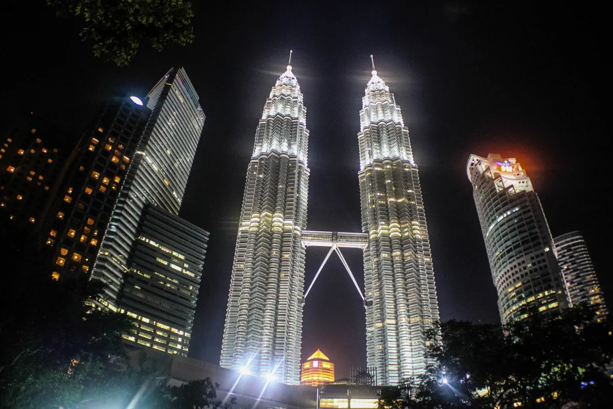 Turnurile Gemene Petronas: bijuteria arhitecturală a Kuala Lumpurului