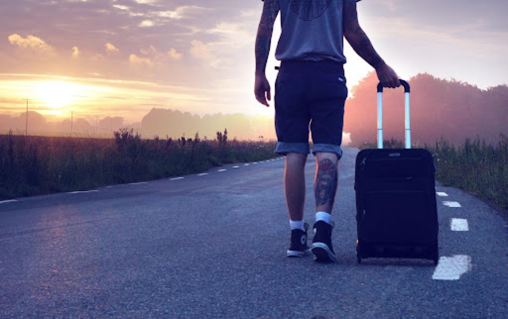 Turism cu mașina sau cu avionul? Avantaje și dezavantaje pentru călătoriile tale