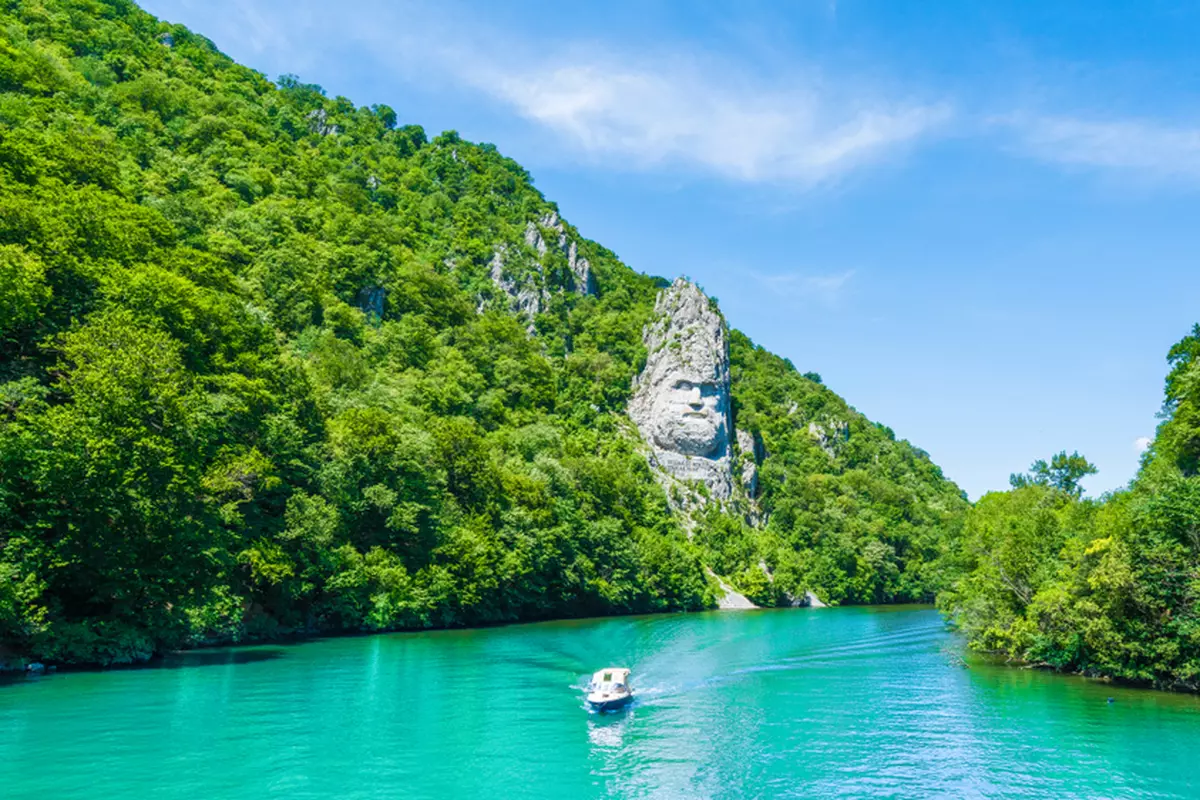 Cazanele Dunării te așteaptă: vacanță de 4 nopți între stânci și ape