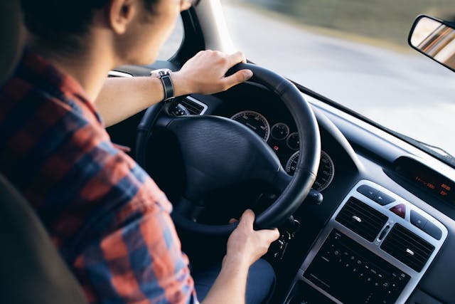 Plecări fără griji: ce trebuie să știi despre asigurarea auto sezonieră